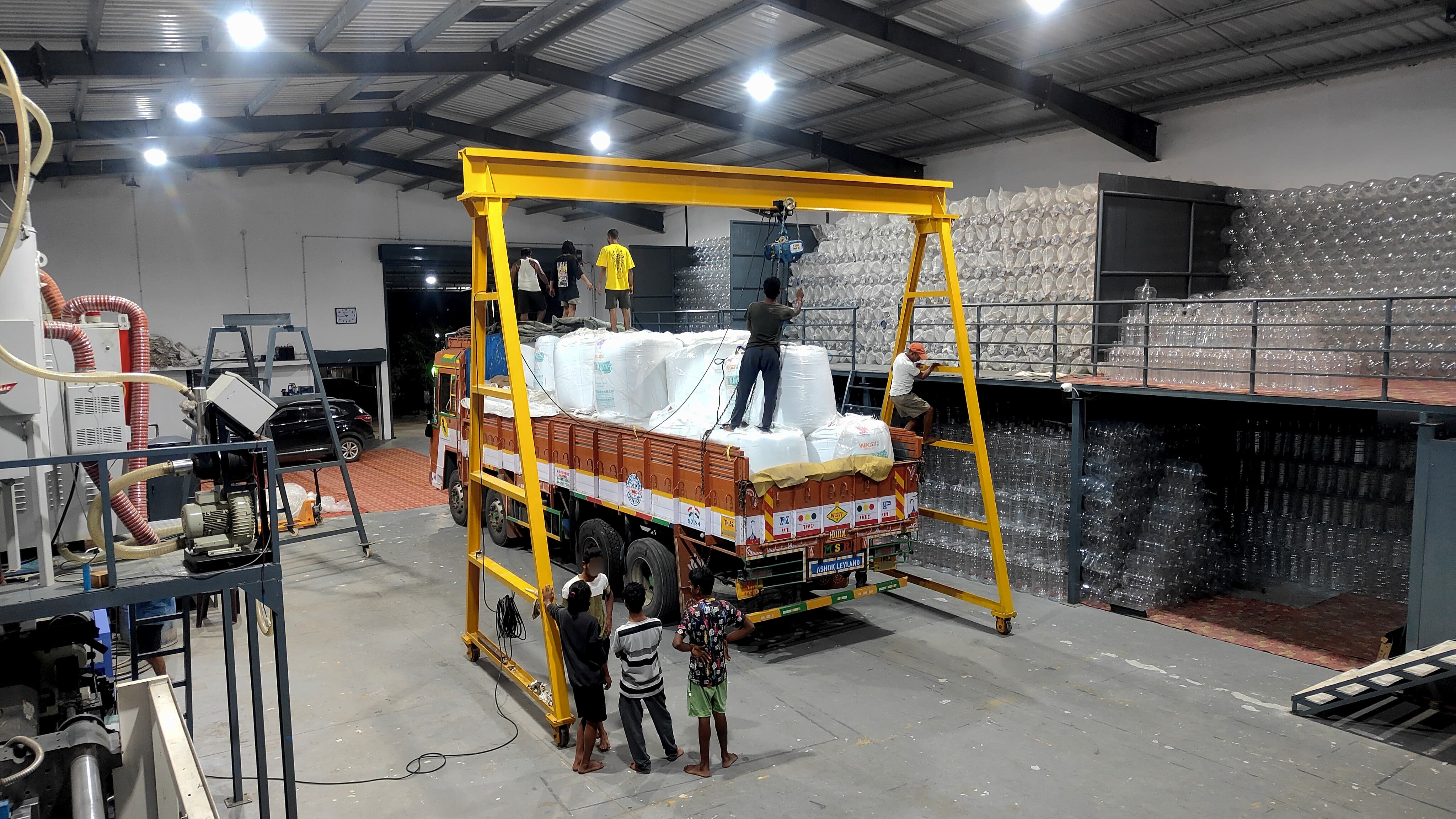 Raw PET plastic material for manufacturing